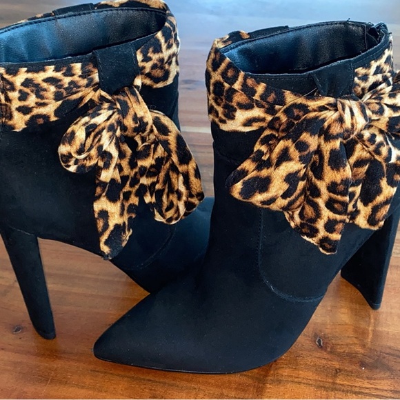 Justfab Black Heel w/ Animal Print Bow - Picture 1 of 2